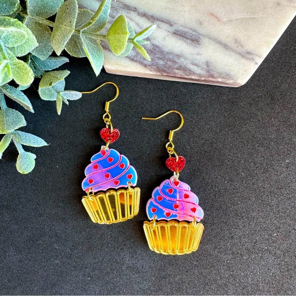 Cupcake Earr dangle with hearts and cherry on top